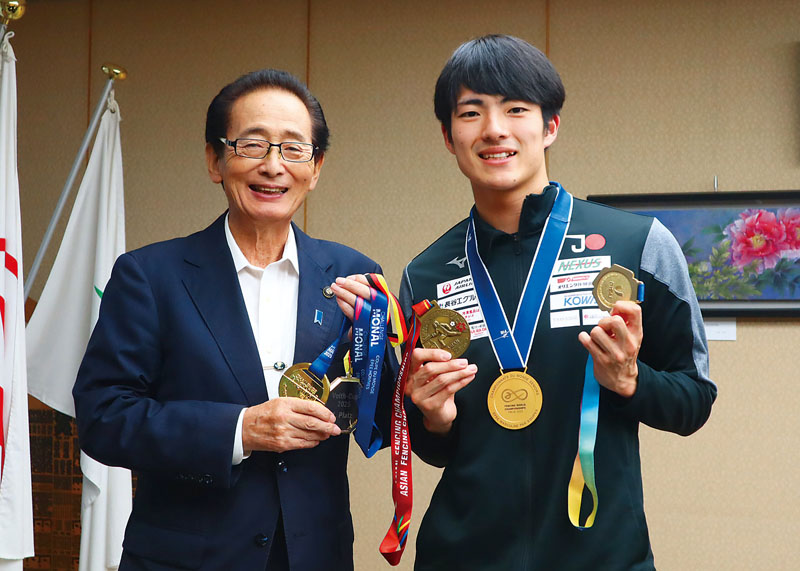 5大会の金メダル獲得を畠山市長に報告した浅海聖哉選手＝12日、上尾市役所市長公室