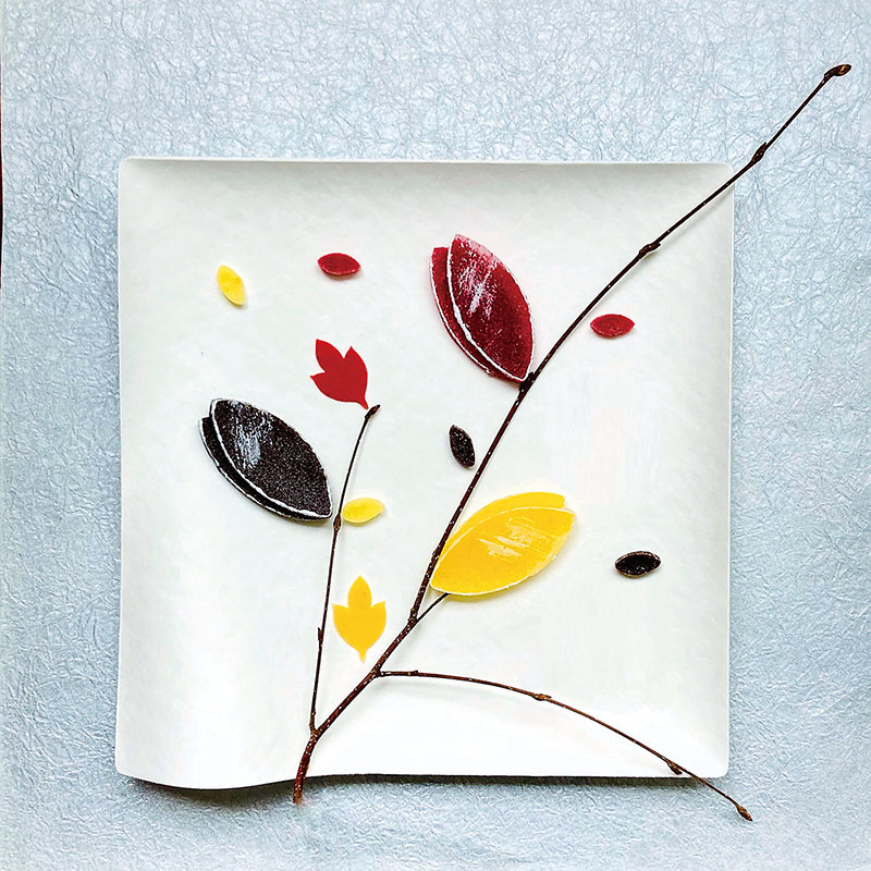 イベントのために考案されたスイーツ「秋の木の葉の琥珀糖」（さいたま市提供）