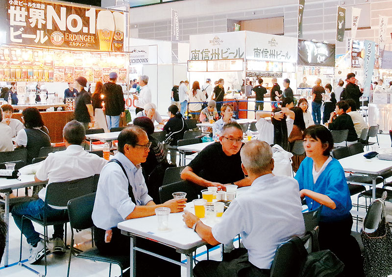 クラフトビールを楽しむ来場者