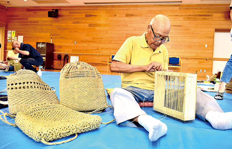 熟達した手さばきでスカリを作る新井秋義さん＝6日、秩父市荒川公民館
