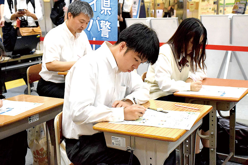 県警サイバー対策課などが作成した金融犯罪に関するテストを解く大宮商業高校の生徒ら