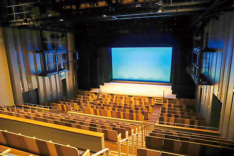 改修工事が完了したステラ・イーストのホール＝ふじみ野市福岡1丁目（ふじみ野市提供）