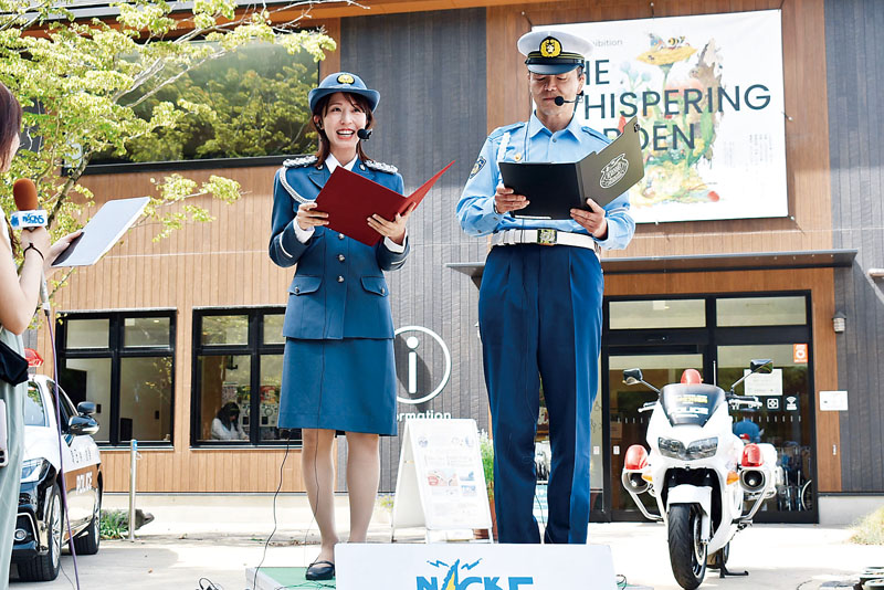 一日署長を努めた山城屋理紗さん（左）ら