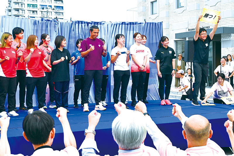 壇上の選手と来場者が一体となって行った応援のサインエール