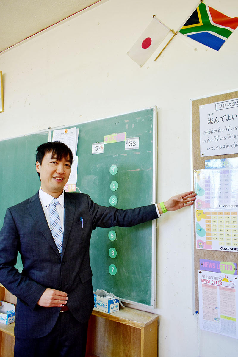 日本の子どもたちが学んでいる教室を紹介する高橋大輔さん