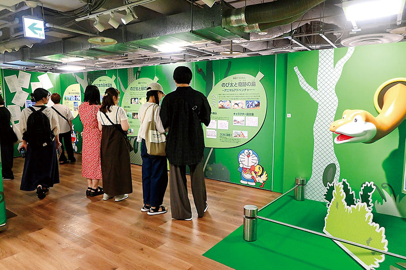 来場客でにぎわう会場＝22日、さいたま市大宮区の大宮高島屋