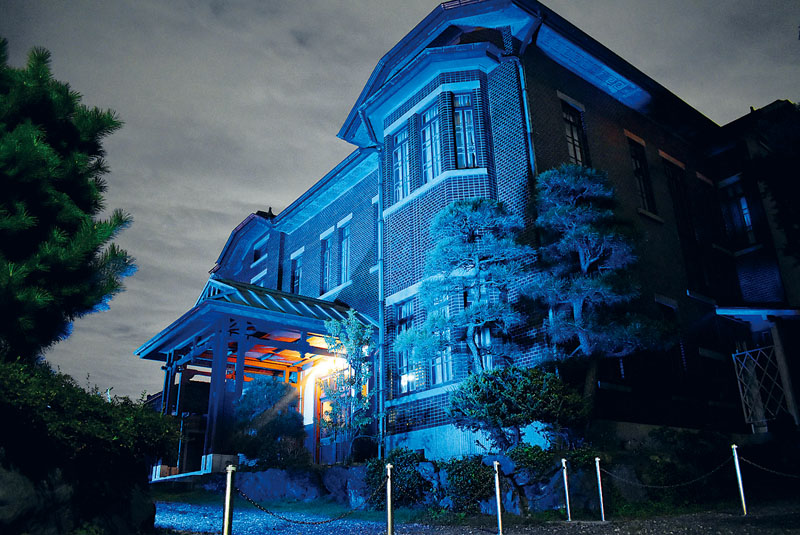 青くライトアップされる西洋館＝21日午後、入間市豊岡