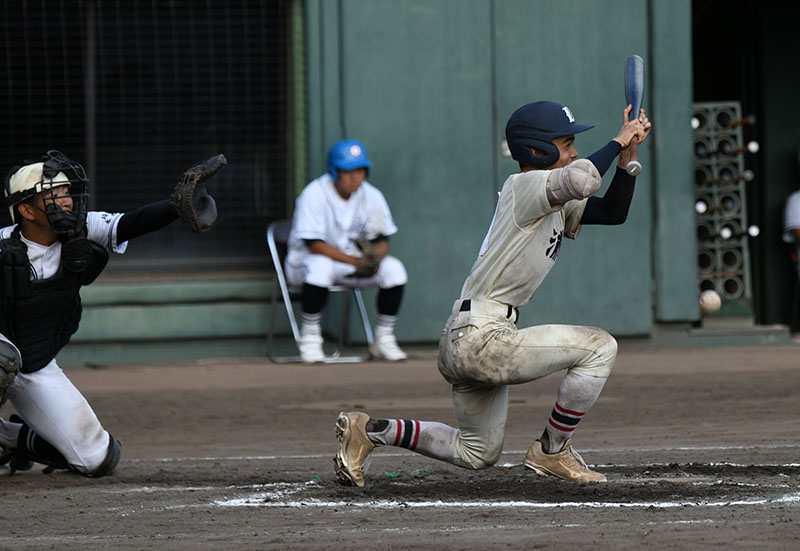 浦和―本庄東　8回裏浦和無死二、三塁、佐藤が勝ち越しのスクイズを決める。捕手角田