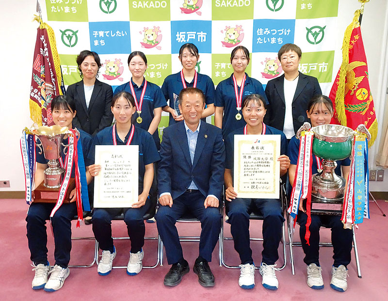 石川清市長（前列中央）に全日本大学選手権での初優勝を報告した城西大の女子ソフトボール部の選手ら