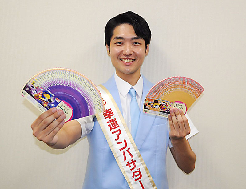 ハロウィンジャンボ宝くじなどをPRする宝くじ幸運アンバサダー宮崎悠哉さん