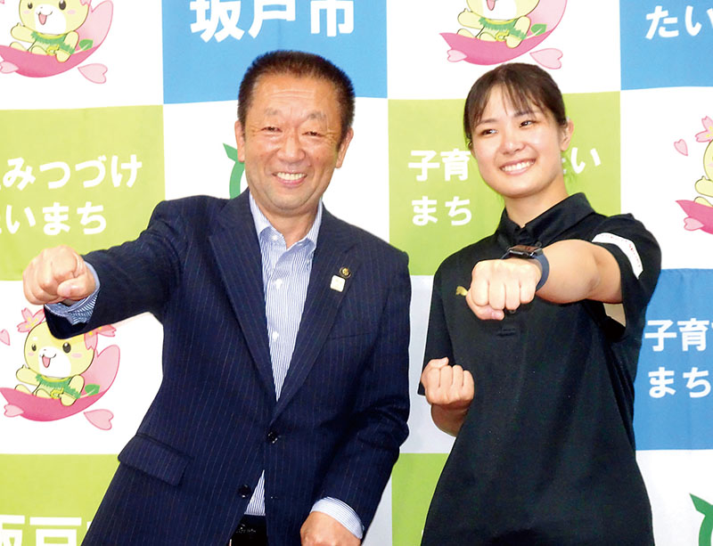 石川清市長（左）を訪問し「金メダルを見せられるよう全力を尽くす」と意気込みを示す小倉涼選手