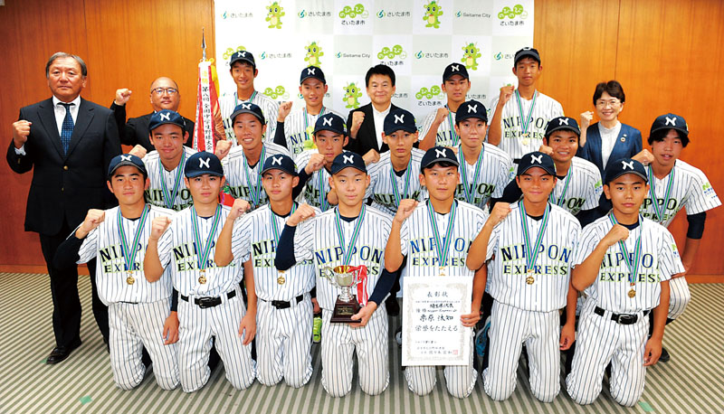 全国中学生野球大会で優勝を飾り、清水勇人市長（後列中央）と竹居秀子教育長（同右端）に結果を報告するさいたま市選抜の選手たち＝25日、さいたま市役所
