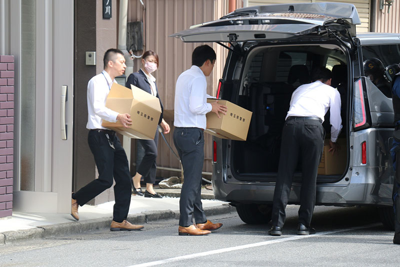 事務所を捜索する捜査員ら＝25日午前11時45分ごろ、熊谷市筑波3丁目