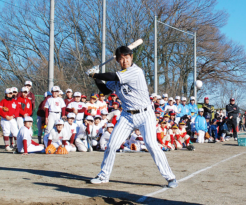 子どもたちの前で打撃を披露する原口文仁選手＝2016年12月25日、寄居運動公園