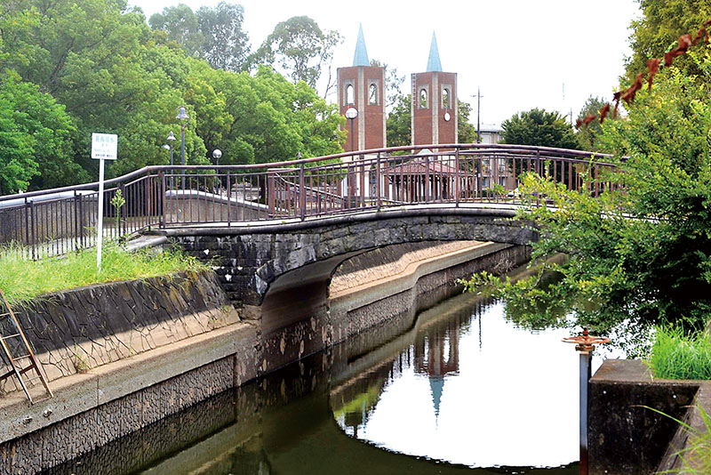 市街地を流れ、公園とともに親水の場として市民に利用されている葛西用水（逆川）＝越谷市東大沢の鷺高第五公園（キャンベルタウン公園）