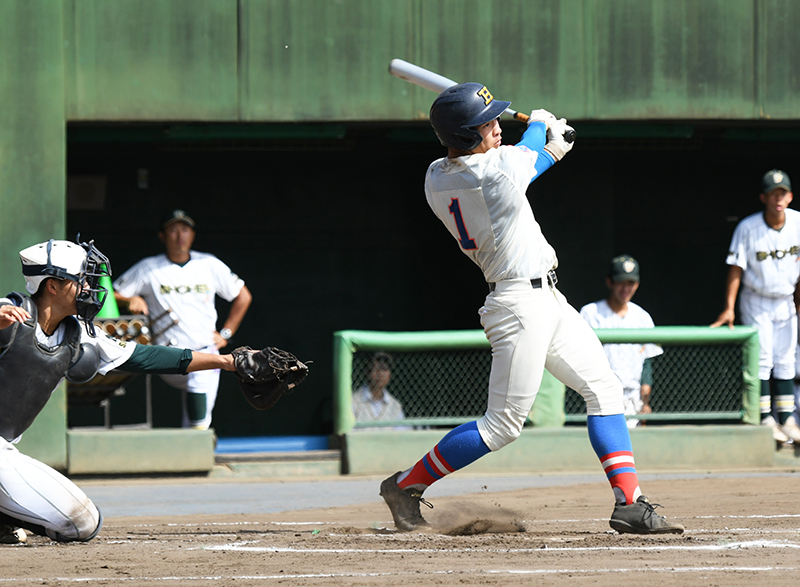 花咲徳栄―昌平　6回裏花咲徳栄2死一、三塁、黒川が右翼線へ勝ち越しの適時二塁打を放つ。捕手斎藤＝県営大宮
