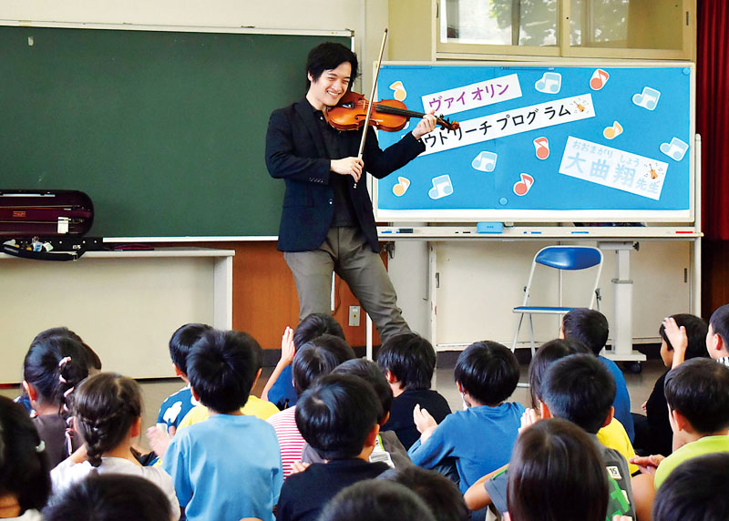 児童の目の前で演奏を披露する大曲翔さん