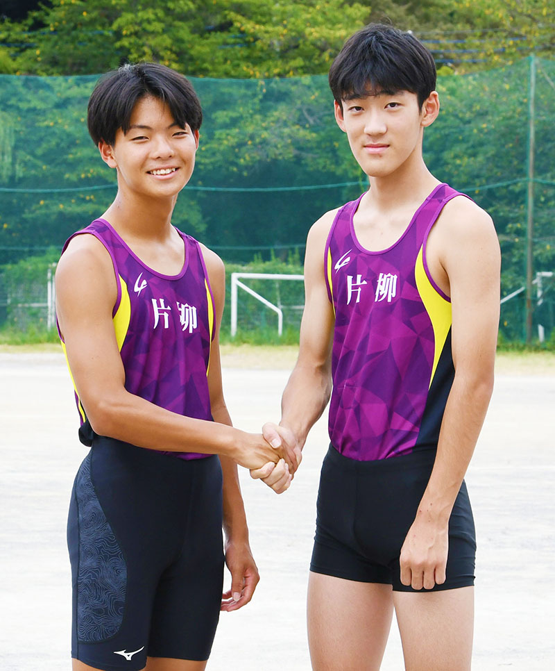 男子棒高跳びで日本中学新をマークしたさいたま片柳の大森蒼以（左）と飯塚俊介＝さいたま市立片柳中学校