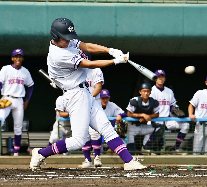 秀明英光―浦和麗明　1回表浦和麗明2死一、二塁、八木が左翼線に先制の適時二塁打を放つ＝レジスタ大宮