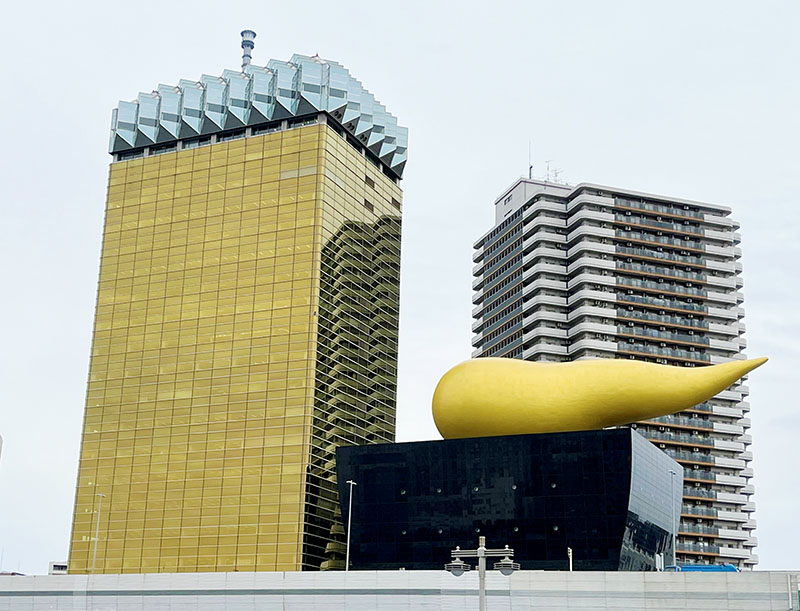 アサヒグループHDの本社ビル（左）