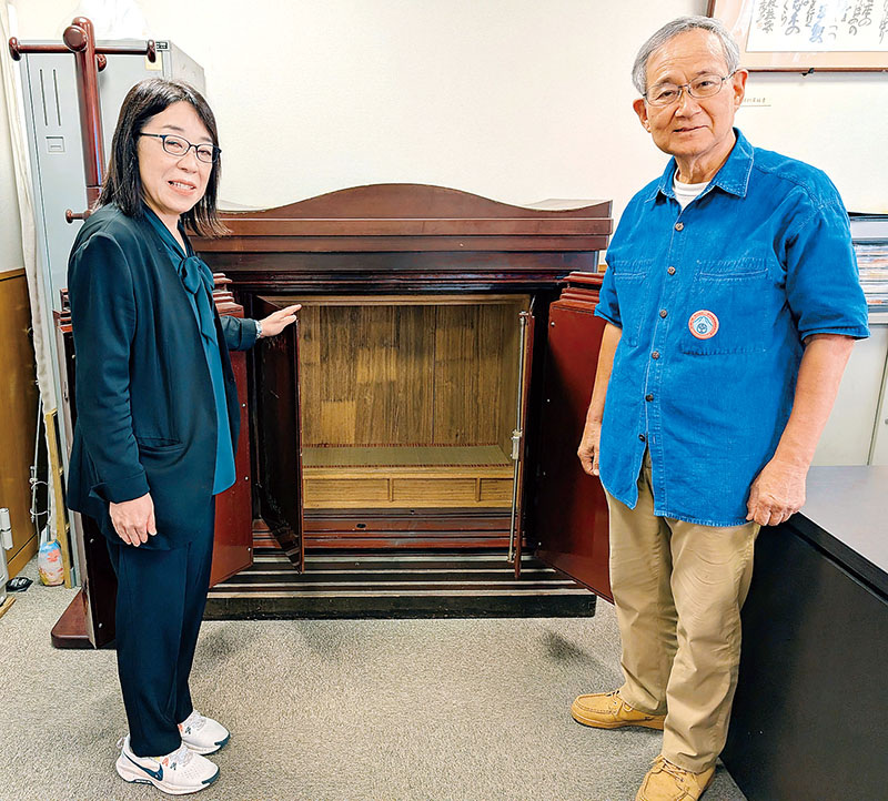 校長室に置かれている保安庫の前に立つ深瀬克さん（右）と石井都校長