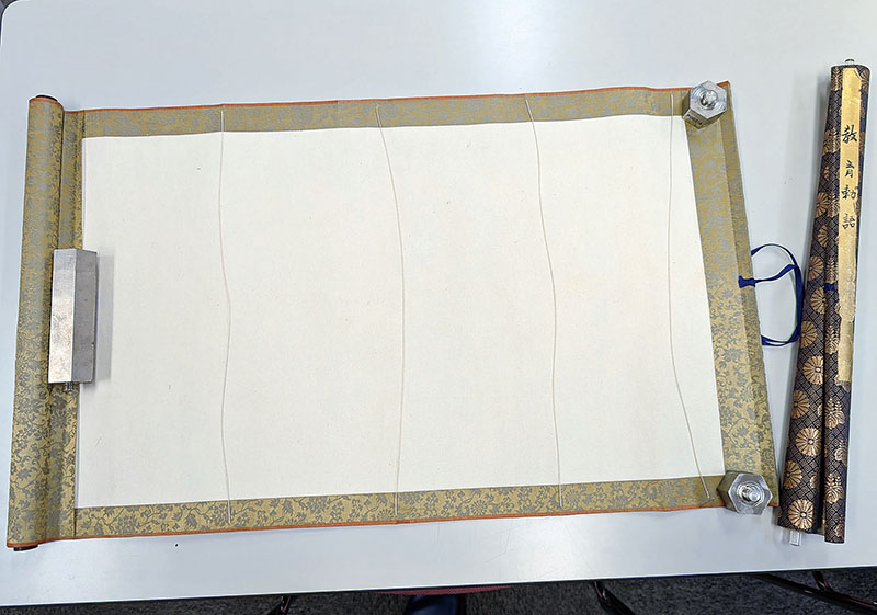 奉安庫の中に入っていた教育勅語と書かれた巻き物と御真影が入っていた形跡のある巻き物