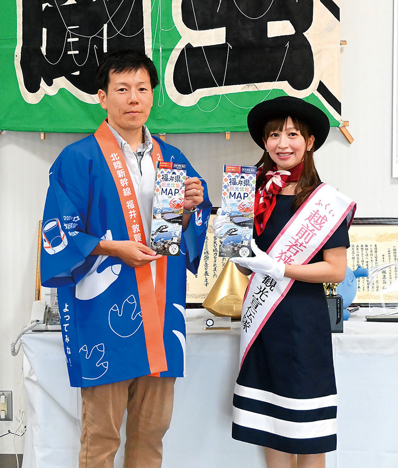 福井県のPRをする福井県交流文化部誘客推進課魅力発信グループの土田勲企画主査（左）と同越前若狭の観光宣伝隊加藤真綾さん