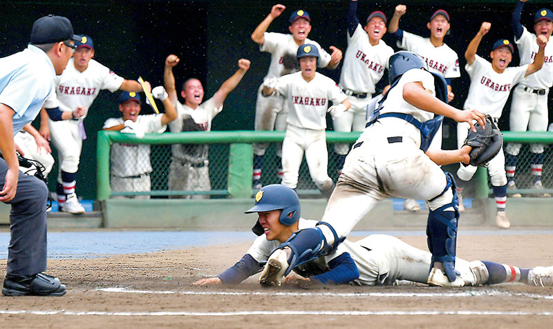 上尾―浦和学院　8回裏浦和学院1死二塁、玉栄の中前打で二塁走者西村が勝ち越しの生還を果たす。捕手並木