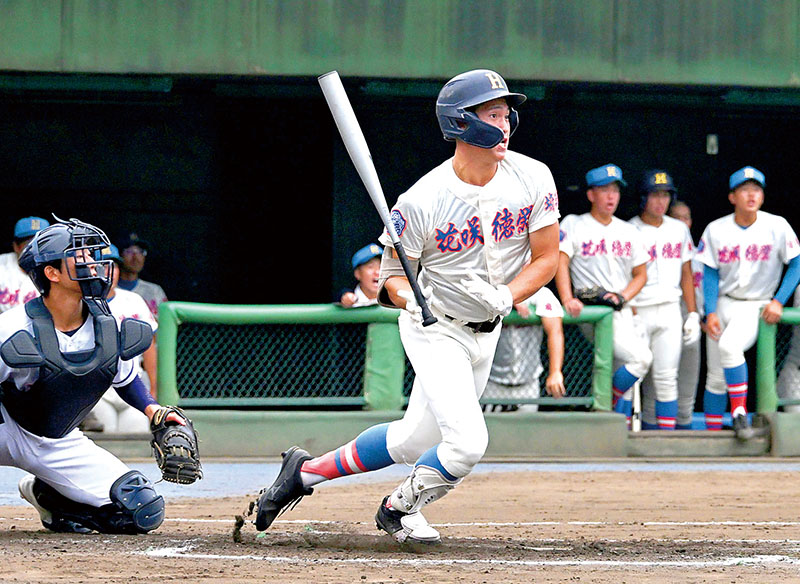 浦和麗明―花咲徳栄　2回裏花咲徳栄1死二、三塁、市村が右翼線に2点適時二塁打を放つ。捕手前田