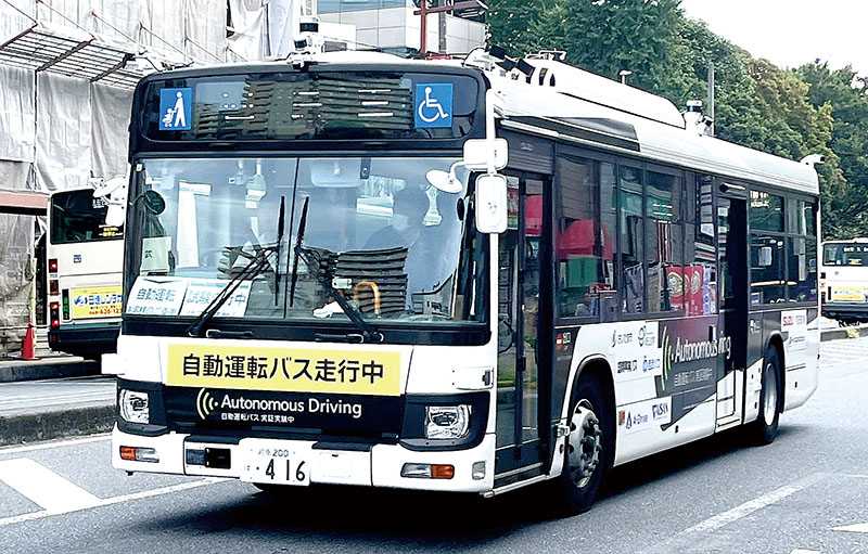 最新鋭のカメラやセンターが随所に取り付けられた実験車両＝9月29日午後、JR北浦和駅西口