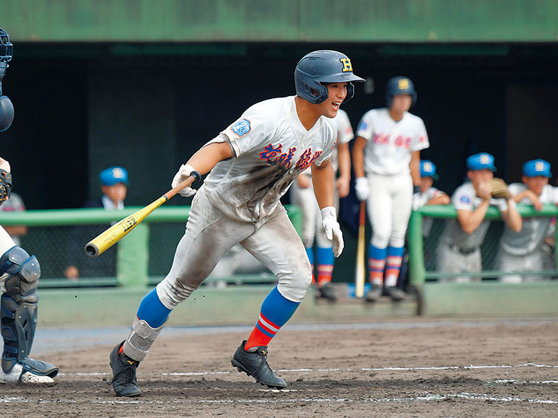 浦和学院―花咲徳栄　5回表花咲徳栄2死二塁、奥野が勝ち越しの右前適時打を放つ＝県営大宮球場