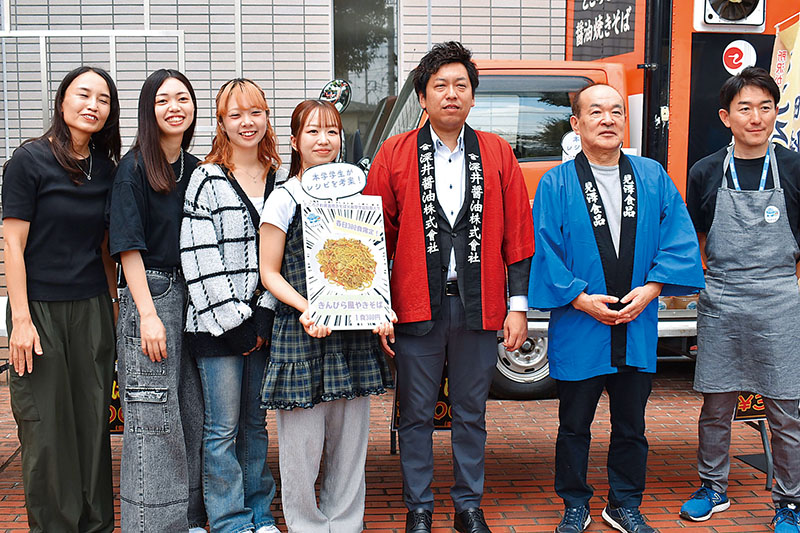 メニューを考案した学生ら＝9月28日午前、所沢市泉町