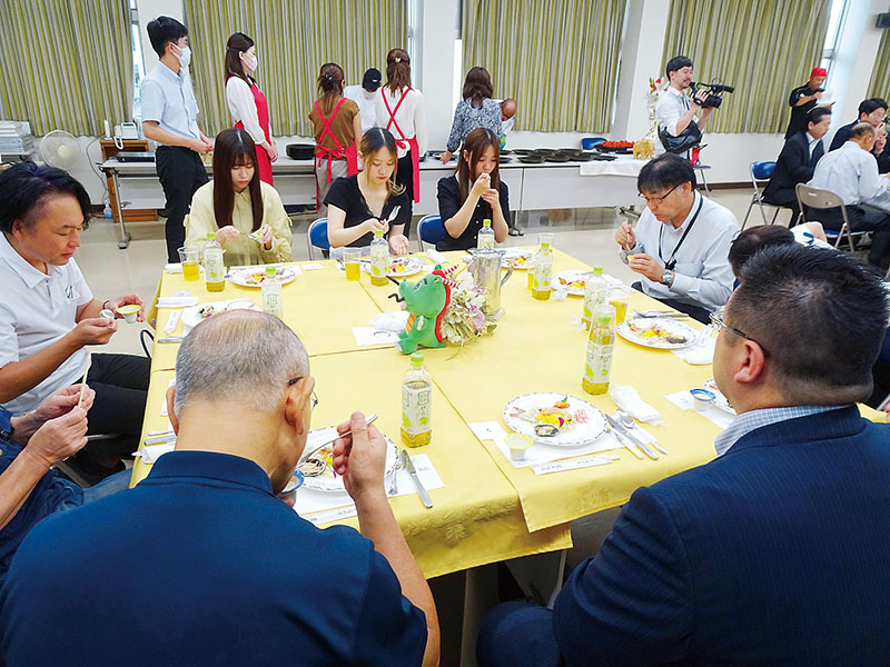 鶴ケ島市や近隣大学の関係者らが参加した「鶴ケ島つるゴンカレー」の賞味会＝1日午後、同市鶴ケ丘