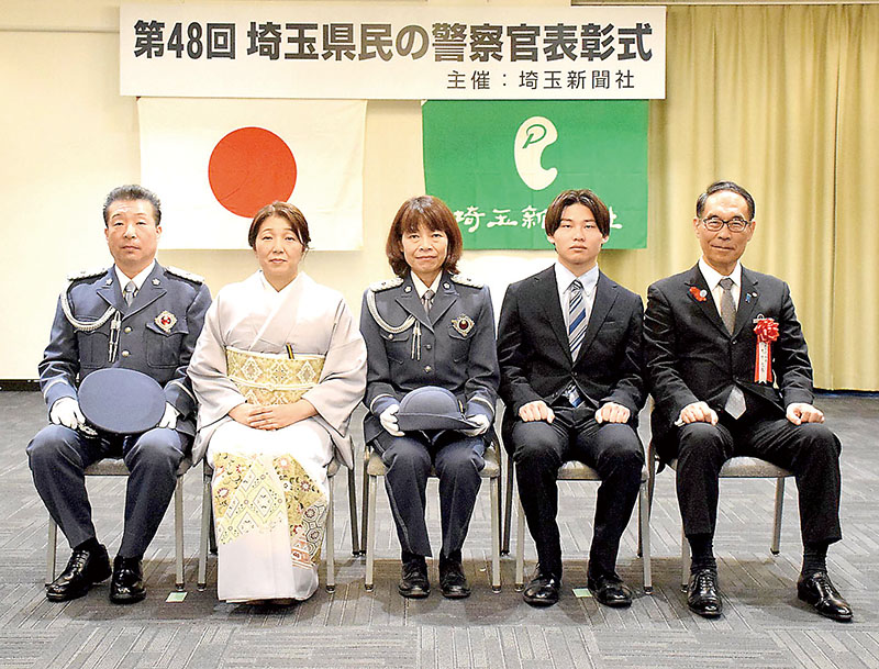 表彰を受けた保坂幸司警部補（左）、小林和絵警部補（中央）と大野元裕知事（右）ら＝7日午後、さいたま市浦和区の埼玉会館