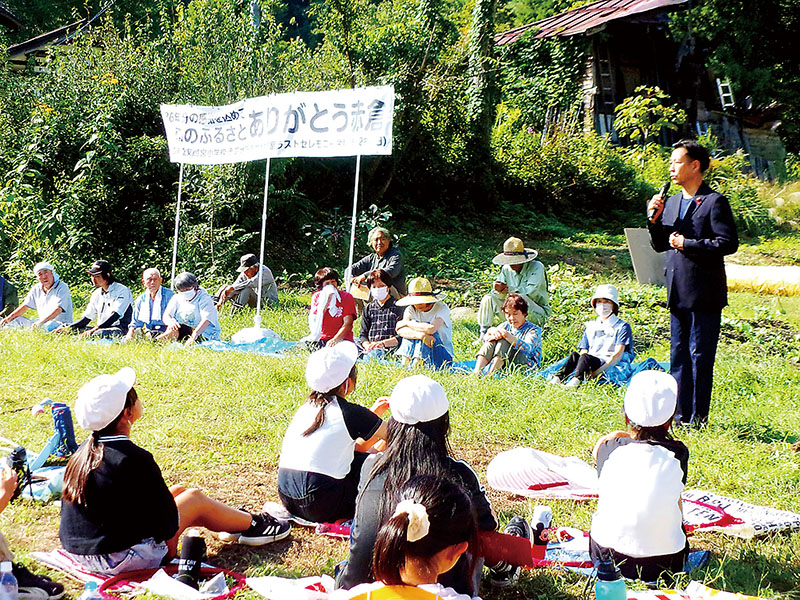 26年間の感謝の気持ちを込めて開催した赤倉ラストセレモニー（久喜市立東鷲宮小学校提供）