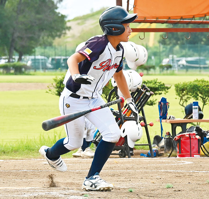 大宮パワーズ―寄居　4回裏大宮1死三塁、コールド勝ちを決める左越え適時二塁打を放ち一塁へ駆け出す中川原