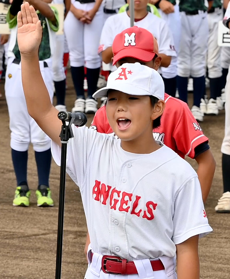 元気よく選手宣誓する浦和エンゼルスの笠井旺介選手