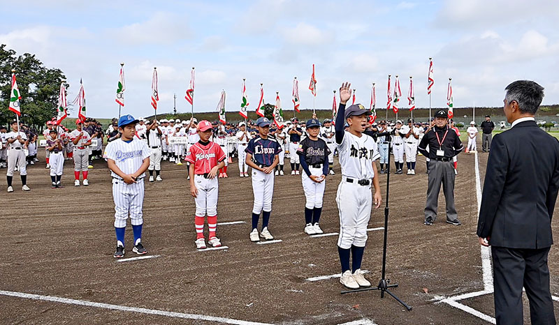 5人の選手らが団員綱領を読み上げた