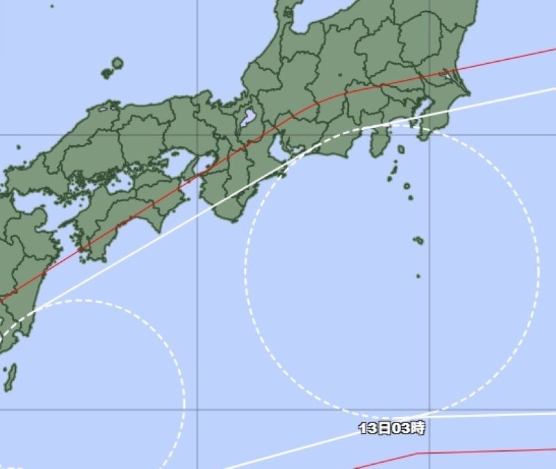 13日午前3時の台風23号の予報円と暴風警戒域（赤い線）＝気象庁HPから