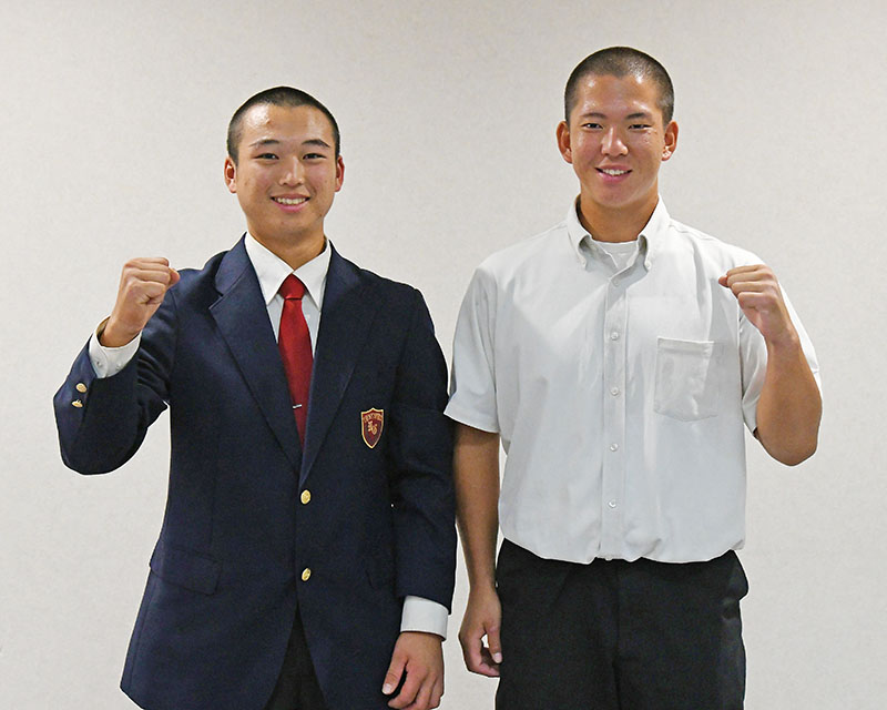 抽選会に臨んだ花咲徳栄の本田新志主将（右）と浦和学院の蜂巣祥万主将＝9日午後、東京都内