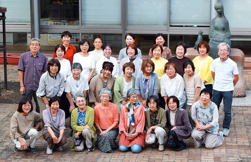 結成40周年を迎えた「久喜市音訳の会コスモスライブラリー」のメンバー