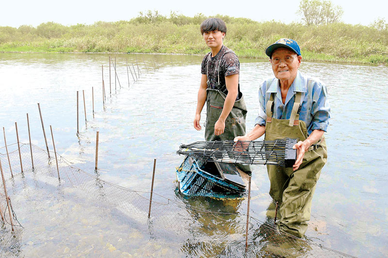 瀬張網漁を守っている小彼貞夫さん（右）と孫の内田将暉さん＝9月20日、熊谷市内の荒川