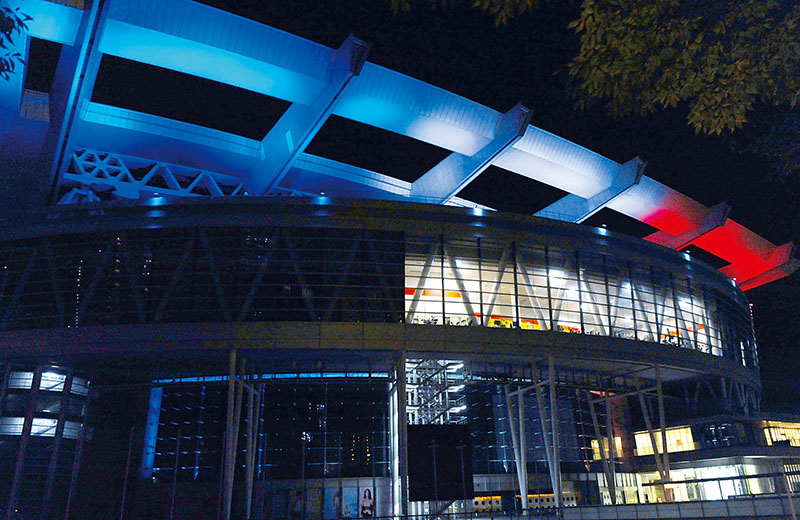 トリコロールカラーにライトアップされた、さいたまスーパーアリーナ＝さいたま市中央区