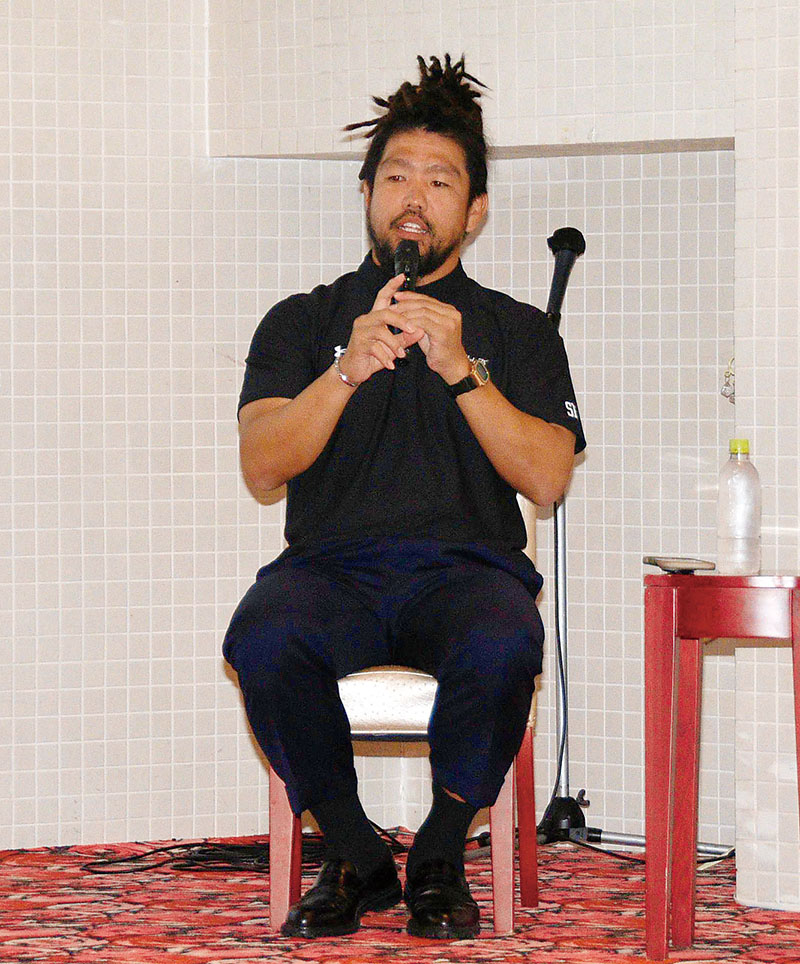 講演する堀江翔太コーチ＝7日、熊谷市内