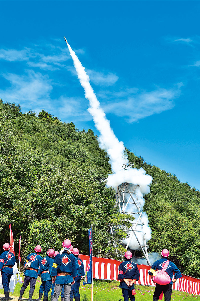 青空へ駆け上がる龍勢＝12日午前10時ごろ、秩父市下吉田
