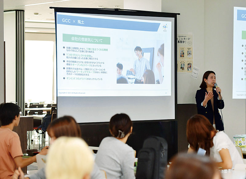 「100円朝食・朝活プロジェクト」で学生向けに行われた企業説明＝8日、埼玉大学