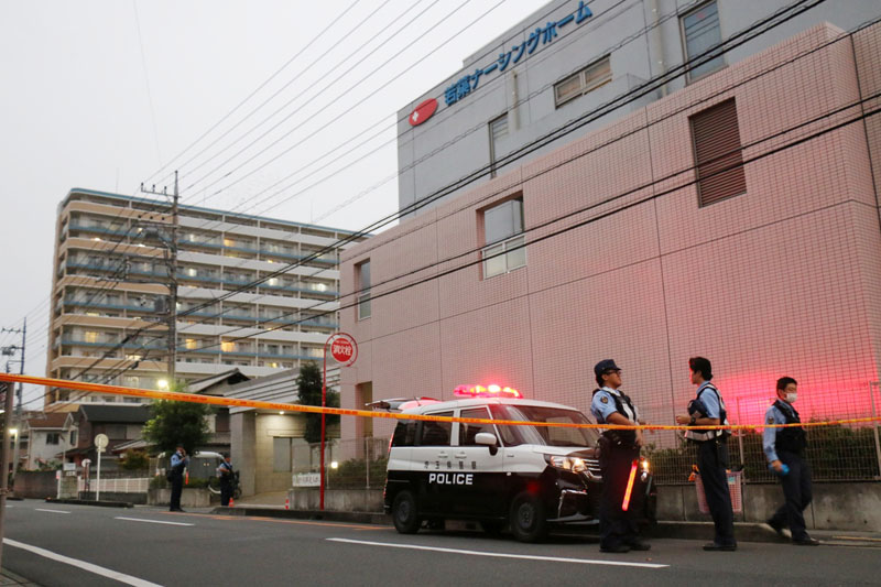 入所者の女性2人が血を流し、病院に搬送される事件が発生した老人ホーム「若葉ナーシングホーム」＝15日午後5時半ごろ、鶴ケ島市若葉2丁目