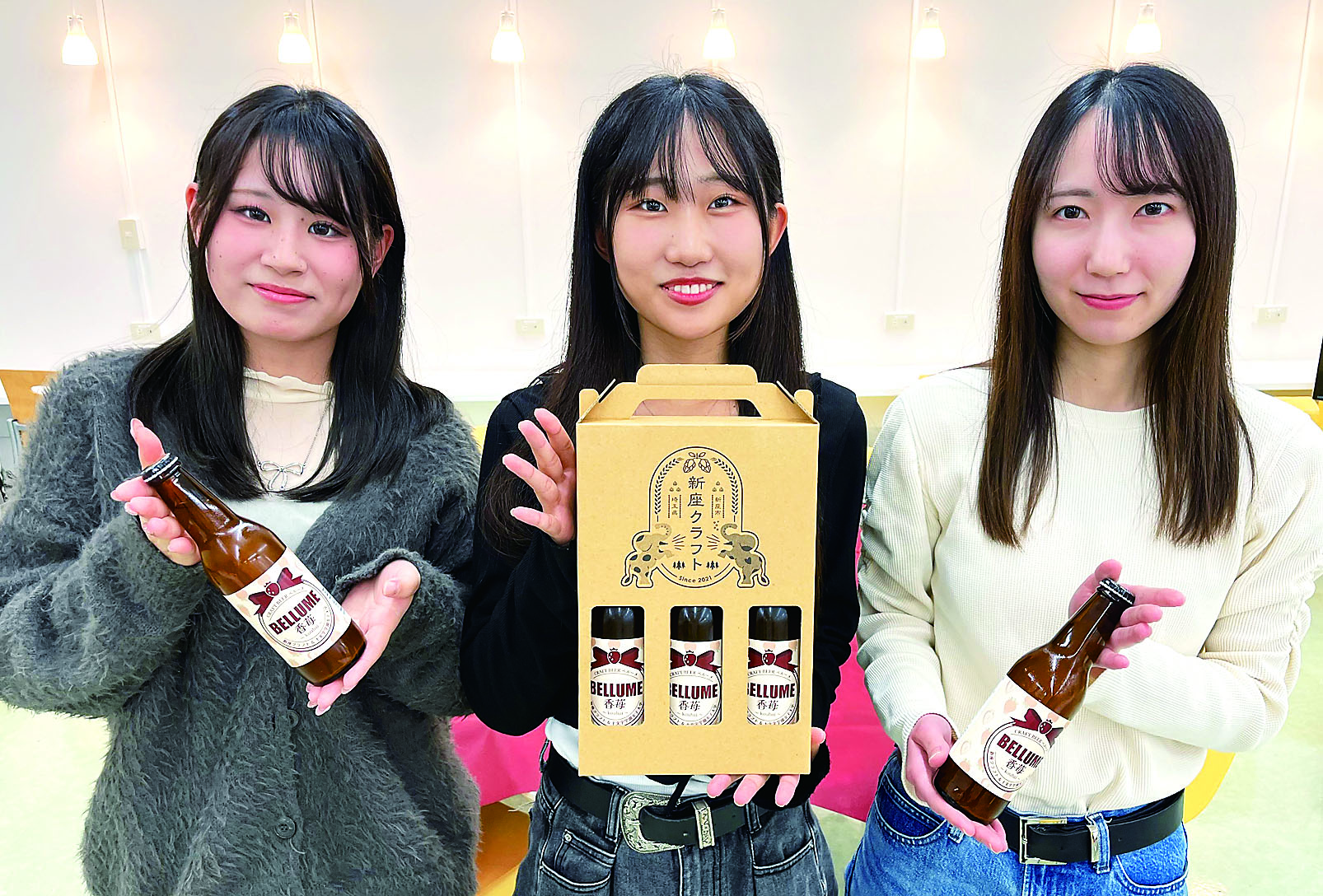 完成したクラフトビールを手に笑顔の学生ら