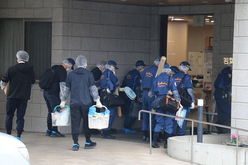 事件のあった「若葉ナーシングホーム」の現場検証に入る県警の捜査員ら＝16日午前9時20分ごろ、鶴ケ島市若葉2丁目