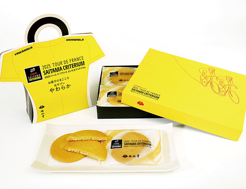 4枚入り手提げタイプと12枚入り菓子箱。個包装も特別仕様のコラボ商品